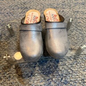 AM-Toffeln Swedish Style Clogs in Silver (100) - Wooden Footbed World Of Clogs